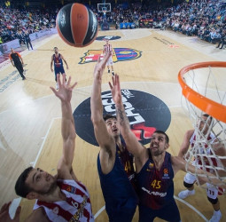 El FC Barcelona recupera su identidad defensiva, recupera sensaciones y suma ante Olympiacos (73-51)