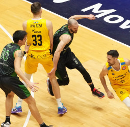 Lenovo Tenerife despierta a tiempo y se abona a las semifinales (62-64)