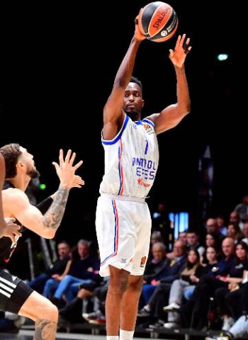 Anadolu Efes se impone en Bolonia, 67-76