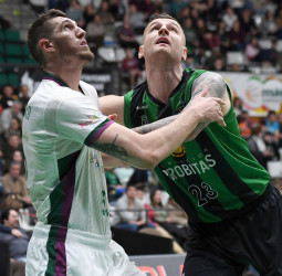 Victoria del Unicaja ante la Penya en un partido igualado durante 35 minutos (82-97)