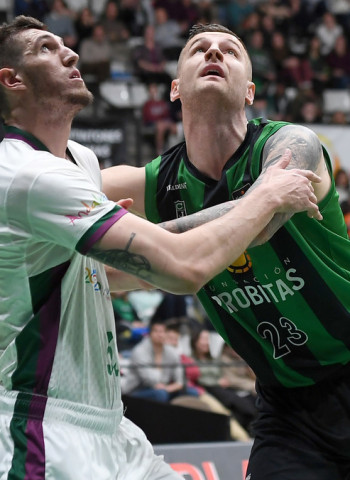 Victoria del Unicaja ante la Penya en un partido igualado durante 35 minutos (82-97)