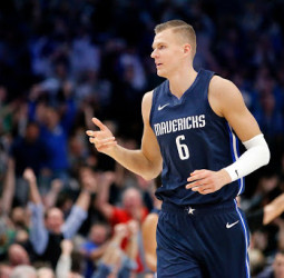 Kristaps Porzingis, en el punto de mira de los Golden State Warriors