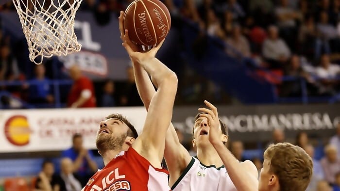 El Unicaja Málaga, un paso más hacia los playoffs (64-75)