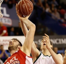 El Unicaja Málaga, un paso más hacia los playoffs (64-75)