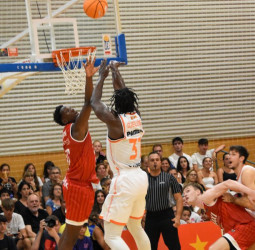 Triunfo del Valencia Basket para iniciar la pretemporada ante Baxi Manresa (93-105)