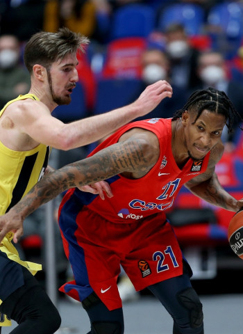 Al Fenerbahce se le hace muy largo el partido en Moscú (92-76) [1-0]