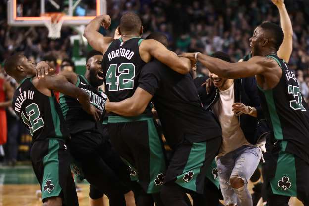 Al Horford y Bazemore, decisivos; los Lakers pueden con OKC