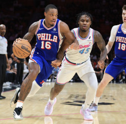 Miami acelera en el último cuarto para hundir a los 76ers, 105-117