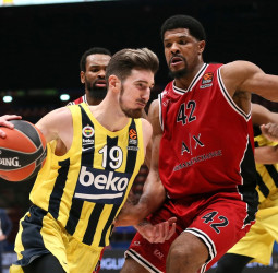 De Colo y Vesely lideran al Fenerbahce ante el Milan (92-100)