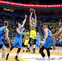 El Fenerbahce suma su tercera victoria consecutiva tras superar un thriller ante el ALBA (107-102)