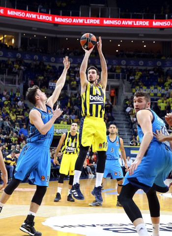 El Fenerbahce suma su tercera victoria consecutiva tras superar un thriller ante el ALBA (107-102)