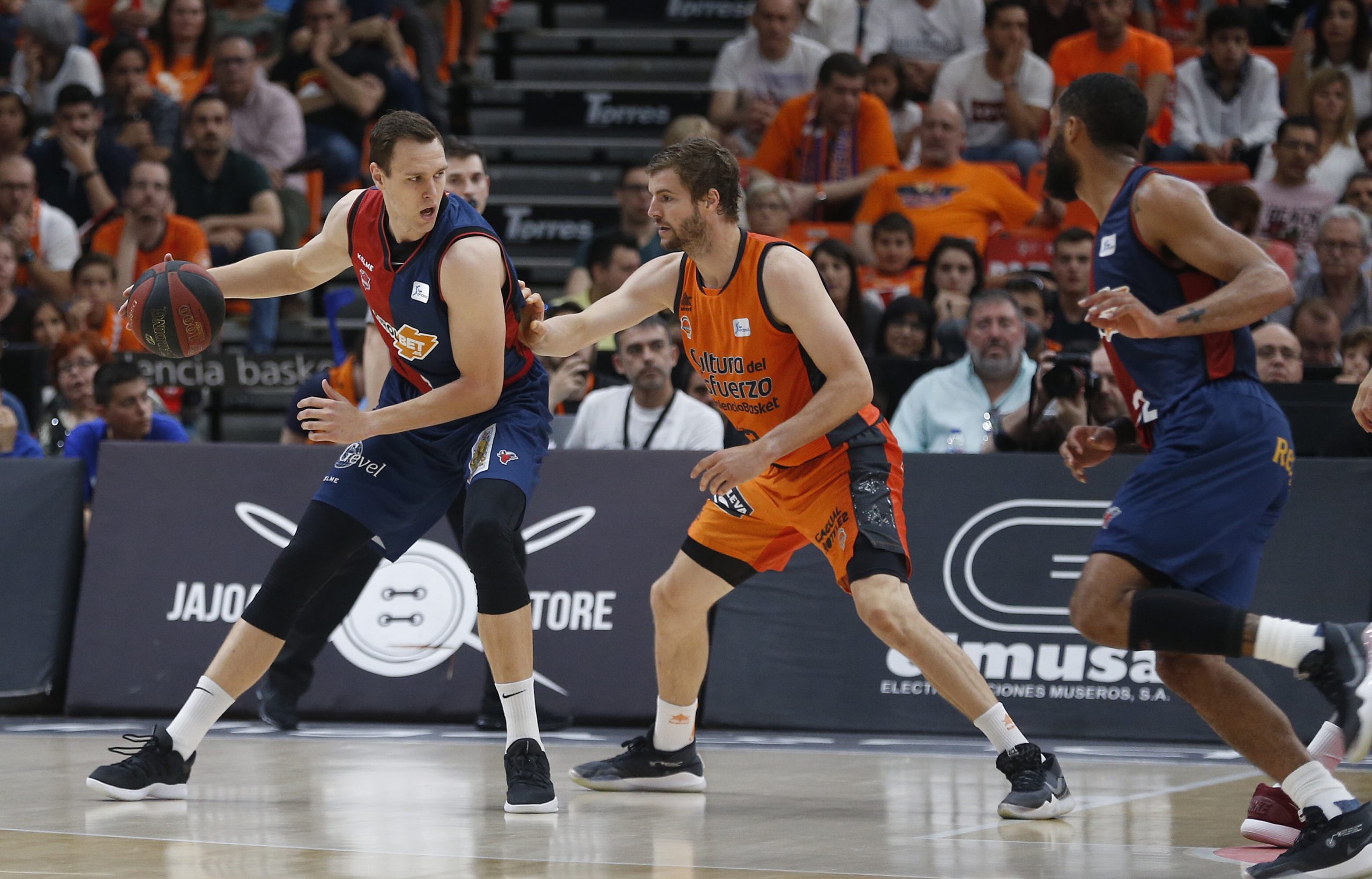 KIROLBET Baskonia cae ante Valencia Basket (92-81)