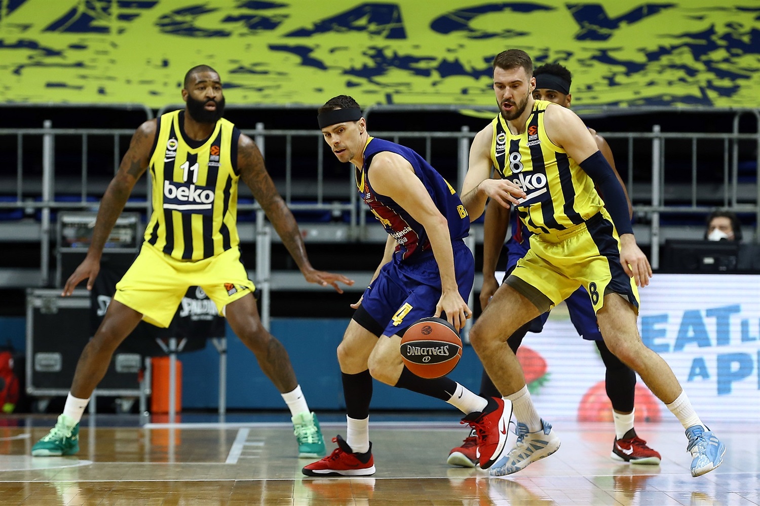 El Barcelona se asegura terminar como líder de la regular (74-82)