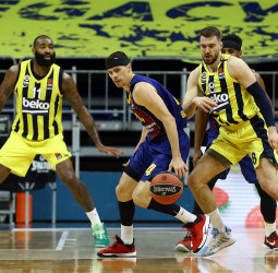 El Barcelona se asegura terminar como líder de la regular (74-82)