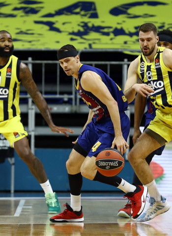 El Barcelona se asegura terminar como líder de la regular (74-82)