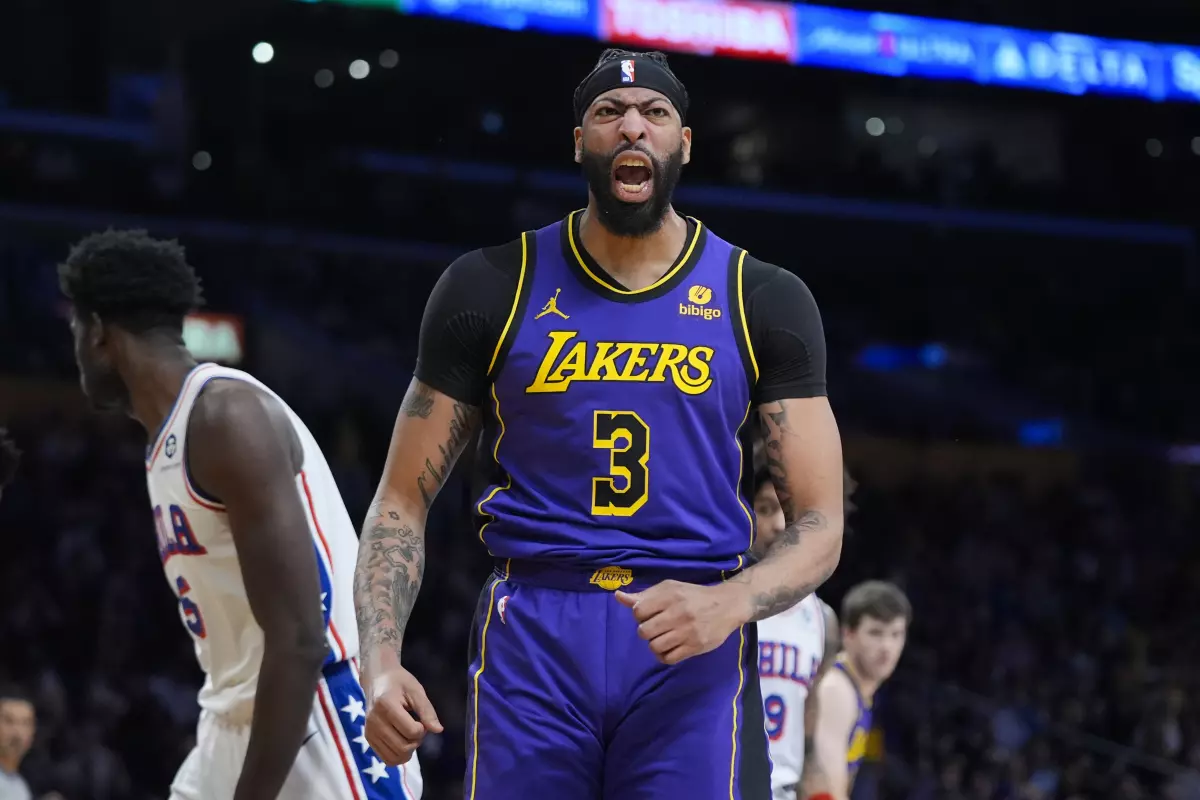 Los Lakers superan a los Sixers en el último cuarto