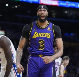 Los Lakers superan a los Sixers en el último cuarto