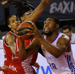 El Real Madrid arranca una disputada victoria en Manresa (87-92)