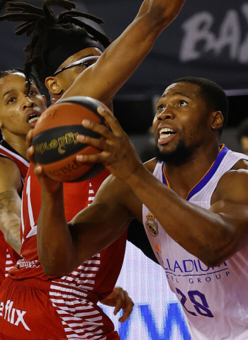 El Real Madrid arranca una disputada victoria en Manresa (87-92)