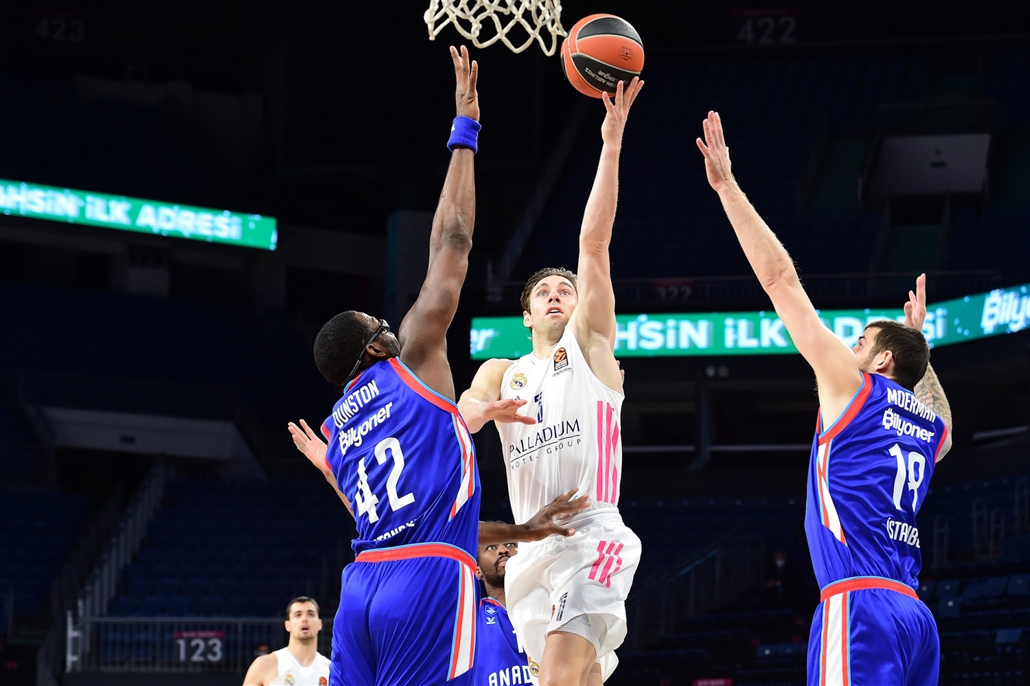 El Real Madrid remonta y despide el año con victoria (65-73)