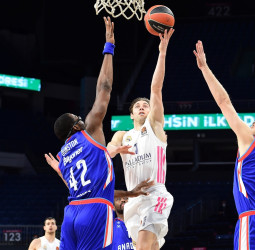 El Real Madrid remonta y despide el año con victoria (65-73)