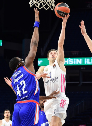 El Real Madrid remonta y despide el año con victoria (65-73)