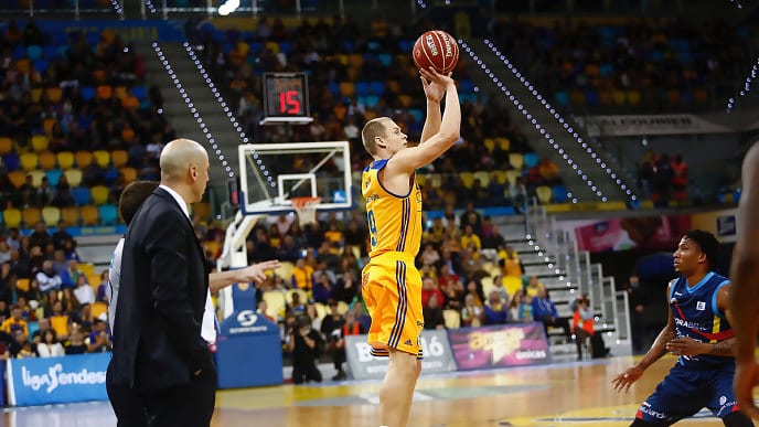 El Unicaja presenta oferta por Sasu Salin