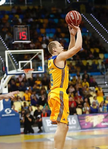 El Unicaja presenta oferta por Sasu Salin