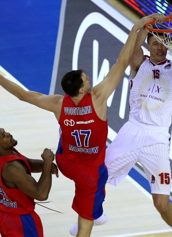Hackett y James marcan la diferencia ante su ex Milán (78-75)