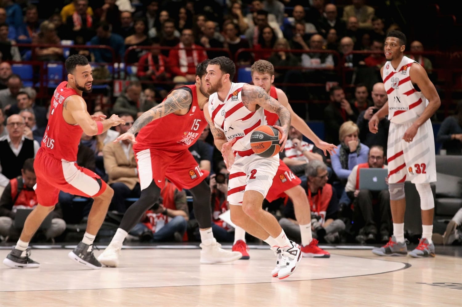 El Milán, un poco más cerca de los playoffs tras su victoria ante el Olympiacos (66-57)