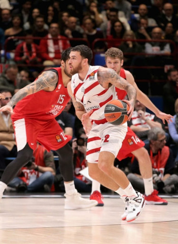 El Milán, un poco más cerca de los playoffs tras su victoria ante el Olympiacos (66-57)