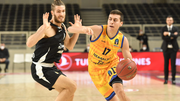 Claro triunfo en Trento para acceder al Top16 como líderes (56-67)