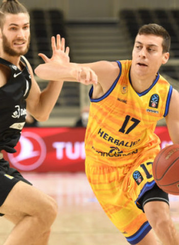 Claro triunfo en Trento para acceder al Top16 como líderes (56-67)