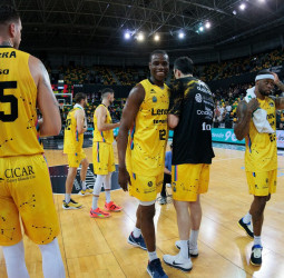 Lenovo Tenerife defiende la cuarta plaza tomando Miribilla (60-83)