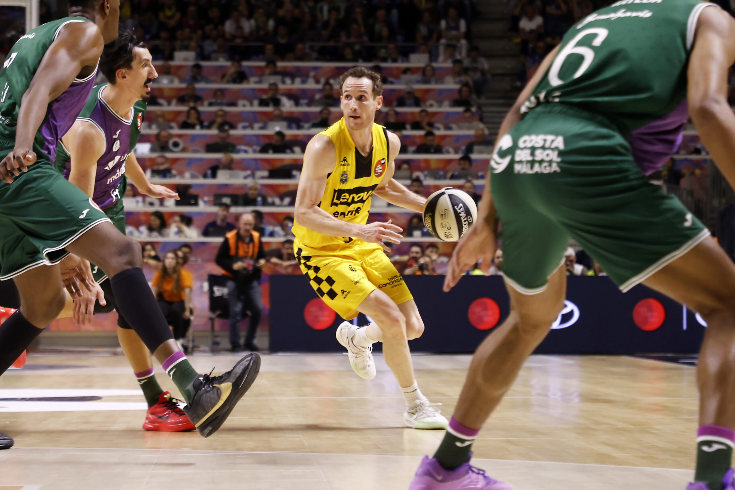 Málaga no pudo contra la historia. Tenerife ganó y clasificó, 91-83