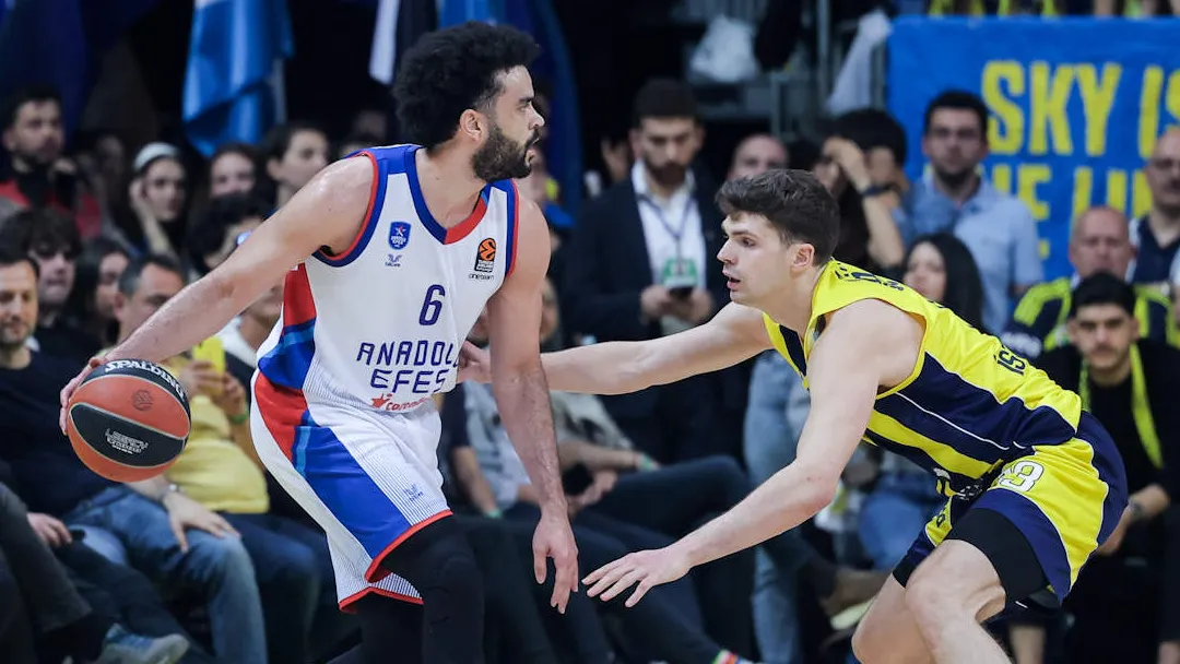 Anadolu Efes logra una emocionante victoria en el derbi de Estambul, 80-82