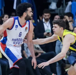 Anadolu Efes logra una emocionante victoria en el derbi de Estambul, 80-82