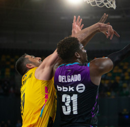 Un inmenso Delgado lidera la fiesta por la permanencia en Miribilla (87-79)