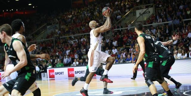 Mardy Collins marca la diferencia en el primer partido