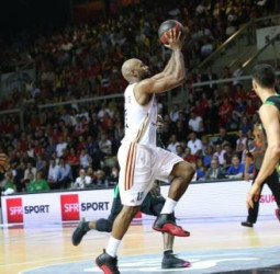 Mardy Collins marca la diferencia en el primer partido