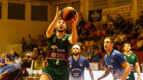 El Unicaja remonta al Monbus Obradoiro y se clasifica para la final del Torneo EncestaRías (82-89)