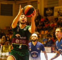 El Unicaja remonta al Monbus Obradoiro y se clasifica para la final del Torneo EncestaRías (82-89)