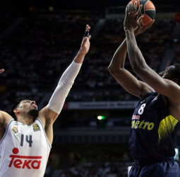 El Fenerbahce le da 48 horas a Udoh para que se decida. Ayón, en la recamara