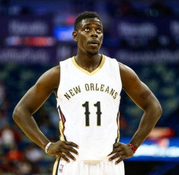 Sin Davis, Holiday rescata a los Pelicans