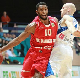 Kyle Fogg, dirección y anotación para el Unicaja