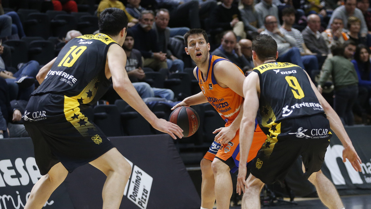 El Valencia vence al Iberostar Tenerife con un gran partido de Alberto Abalde (98-91)