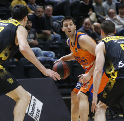 El Valencia vence al Iberostar Tenerife con un gran partido de Alberto Abalde (98-91)