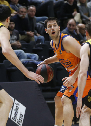 El Valencia vence al Iberostar Tenerife con un gran partido de Alberto Abalde (98-91)