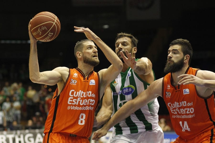 Sufrida victoria del Valencia Basket en Sevilla para mantenerse arriba (85-90)