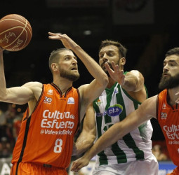 Sufrida victoria del Valencia Basket en Sevilla para mantenerse arriba (85-90)